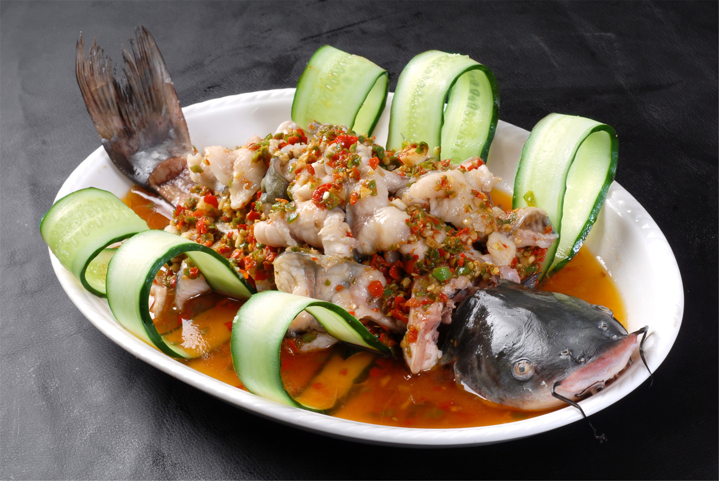 鲜椒钳鱼:新鲜的钳鱼,鲜嫩多汁,入口即化.