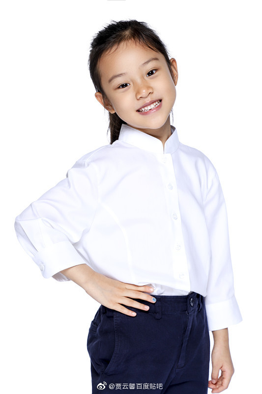 领唱萤火虫# 甜馨的一组音乐会现场图曝光,小甜馨身穿白色纱裙似公主