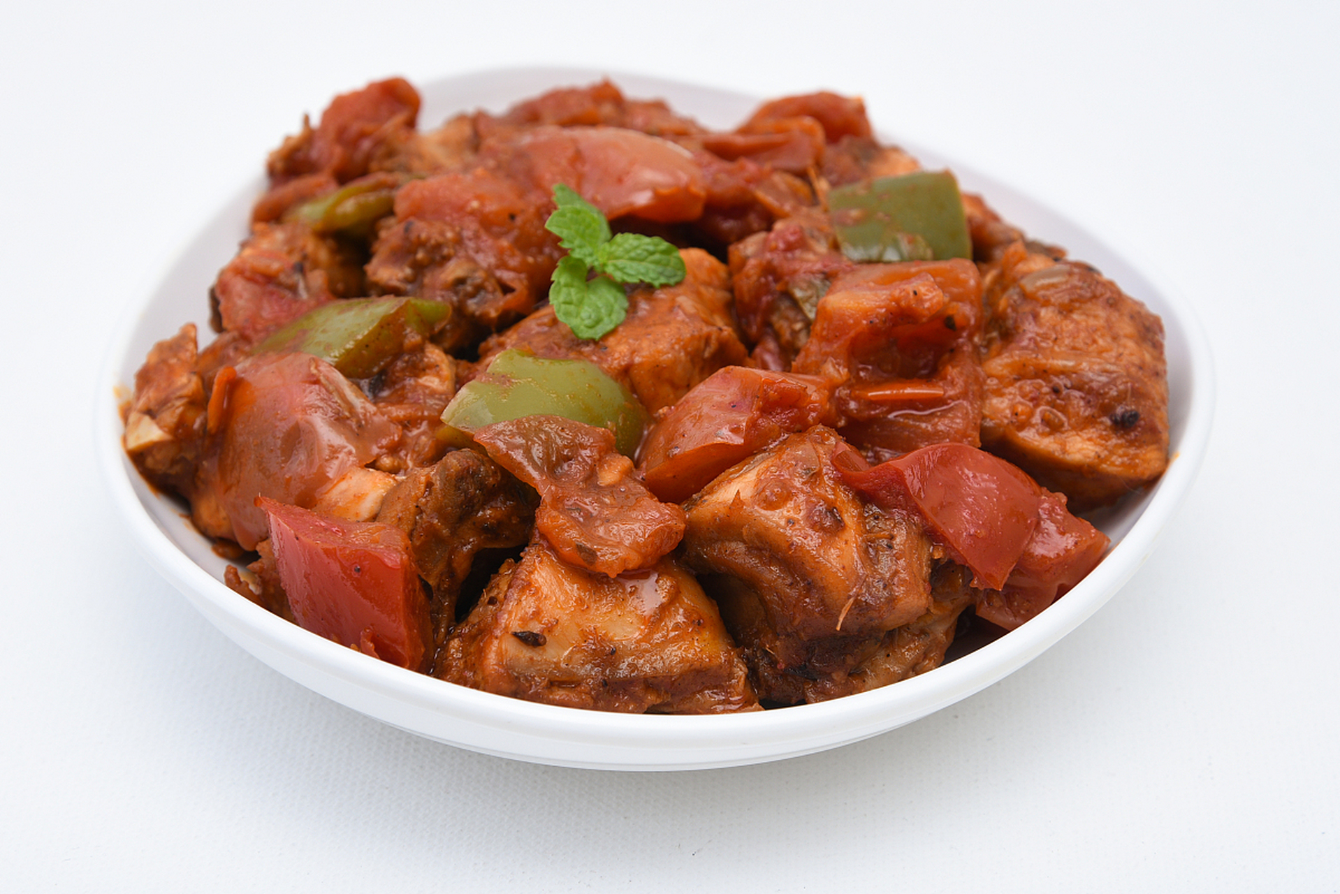 红焖羊肉是一道美味的传统菜肴,以羊肉为主要食材,搭配多种调料和香料