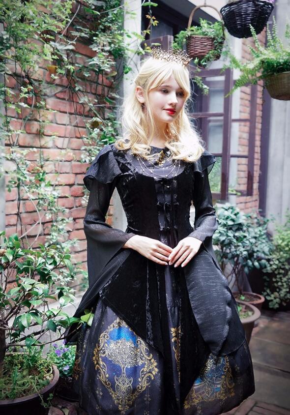 不规则披纱的设计成功增添了服装的时尚感,个性十足