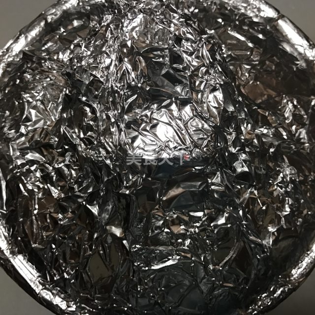 第5步,砂锅盖上盖,用锡纸将砂锅包起来,小火炖2小时左右.