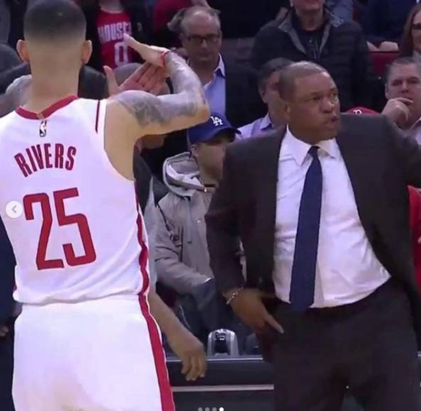 小里晒比t手势图与老里互动:漂亮的胜利 爱你哟 爸爸