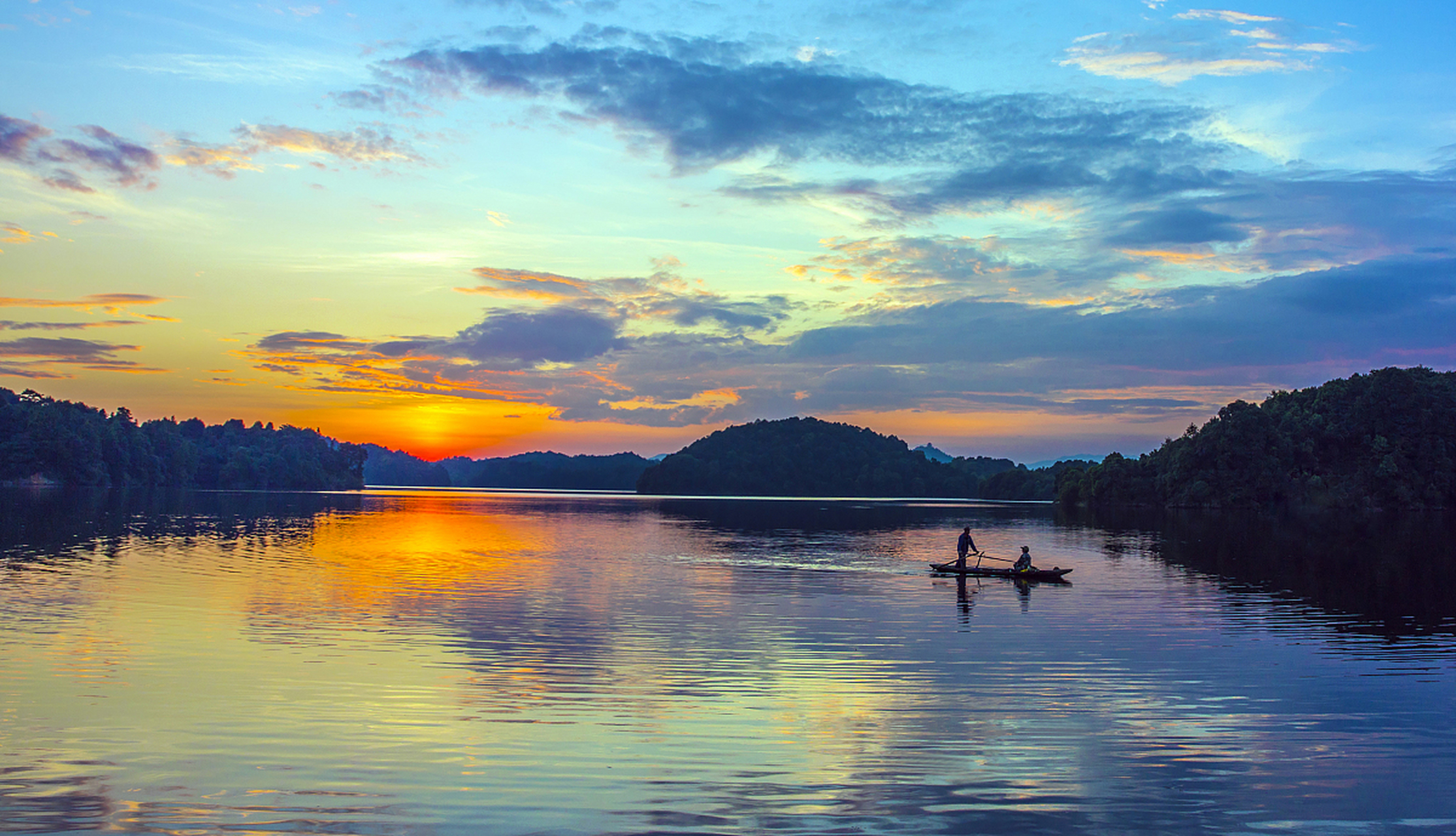 江西仙女湖,犹如一幅自然山水画卷,山水相依,美景如画.