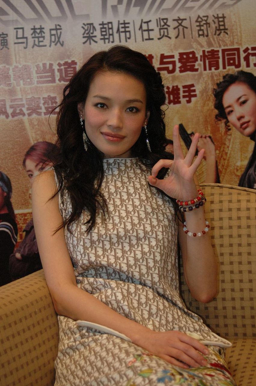 舒淇在《玻璃樽》中拍着小胸脯说,安全感,都是自己给自己的.还真是的.