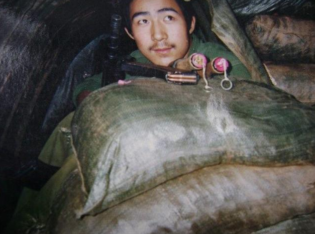 【对越反击战珍贵照片:图1向前线行进的士兵,图5