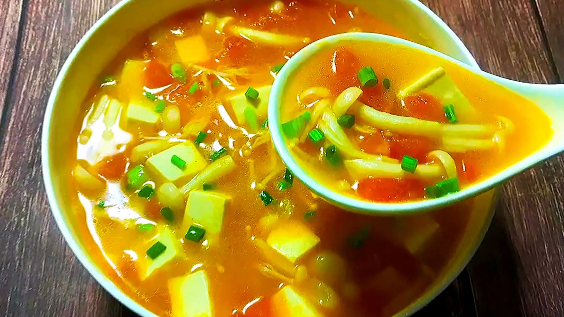 豆腐西红柿鲜菇汤,汤鲜味美,做法简单又好喝