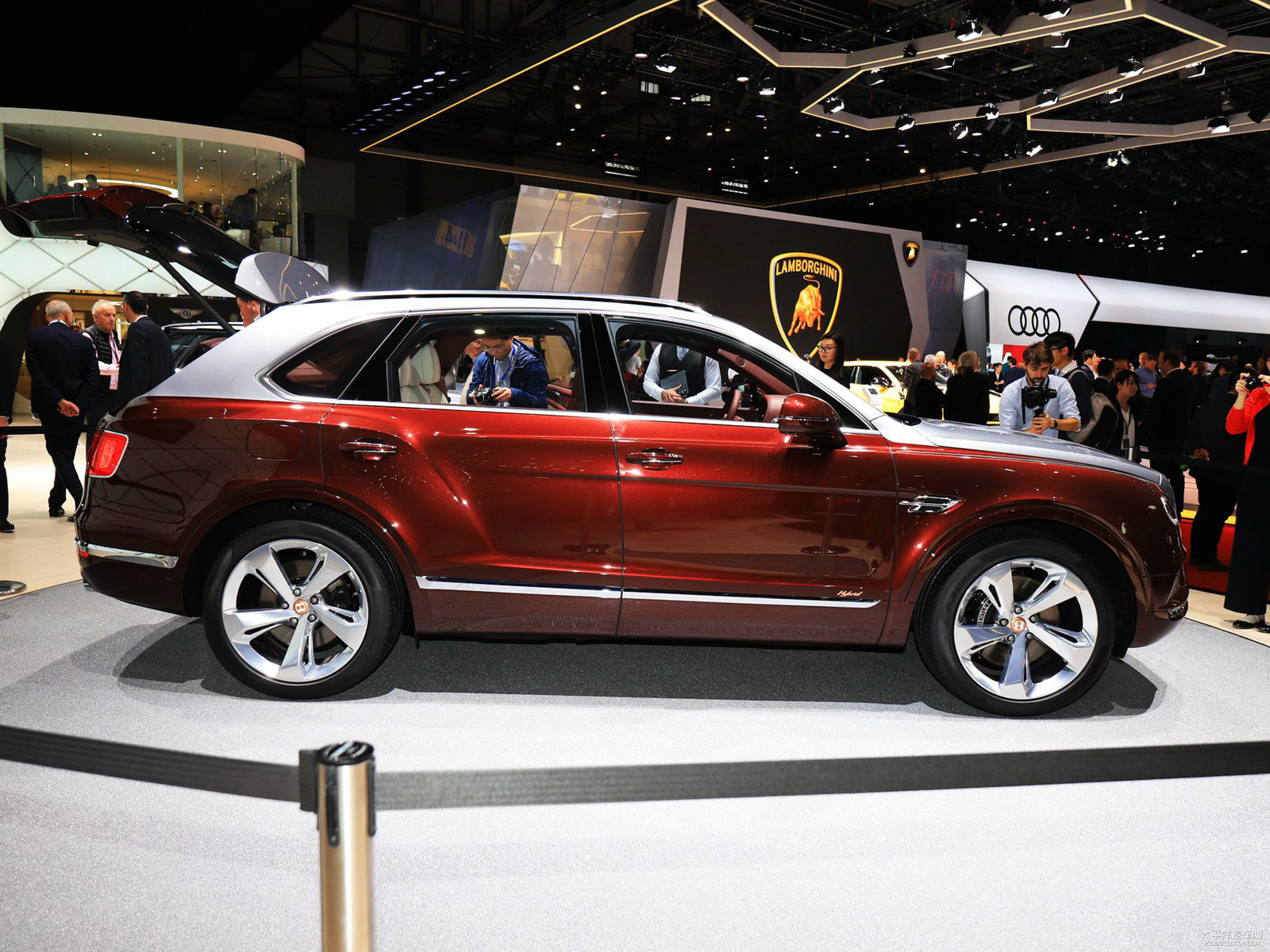 从图片上看,这款车的车身侧面线条简洁流畅,层次感很强.