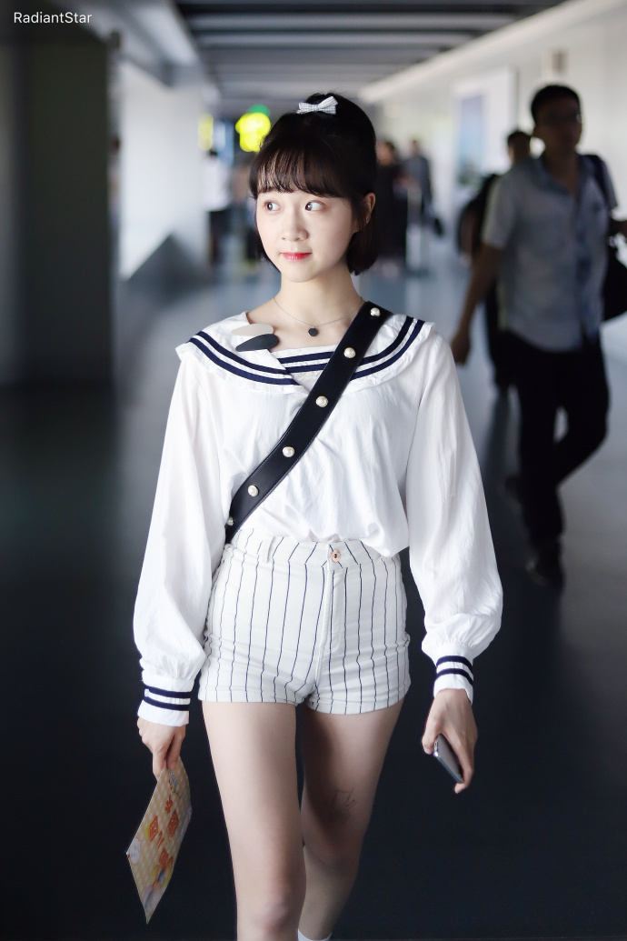 李子璇穿白衬衣搭配白短裤现身机场笑容甜美,图五腿上画的是啥?