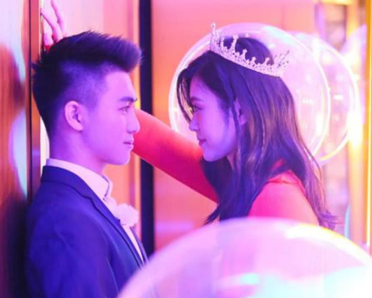 何猷君奚梦瑶机场吻别,"口罩吻"简直太苏,这才是最美的爱情!