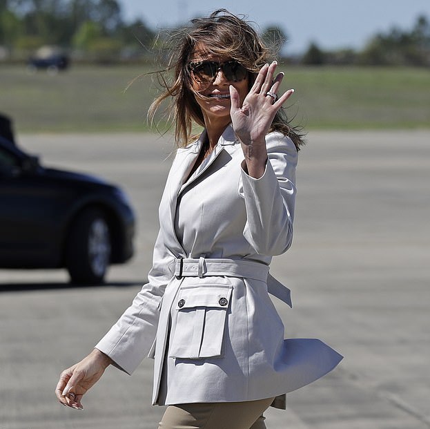 梅拉尼娅裤装出行好霸气!遇强风头发吹乱有失优雅,幸好气场强大