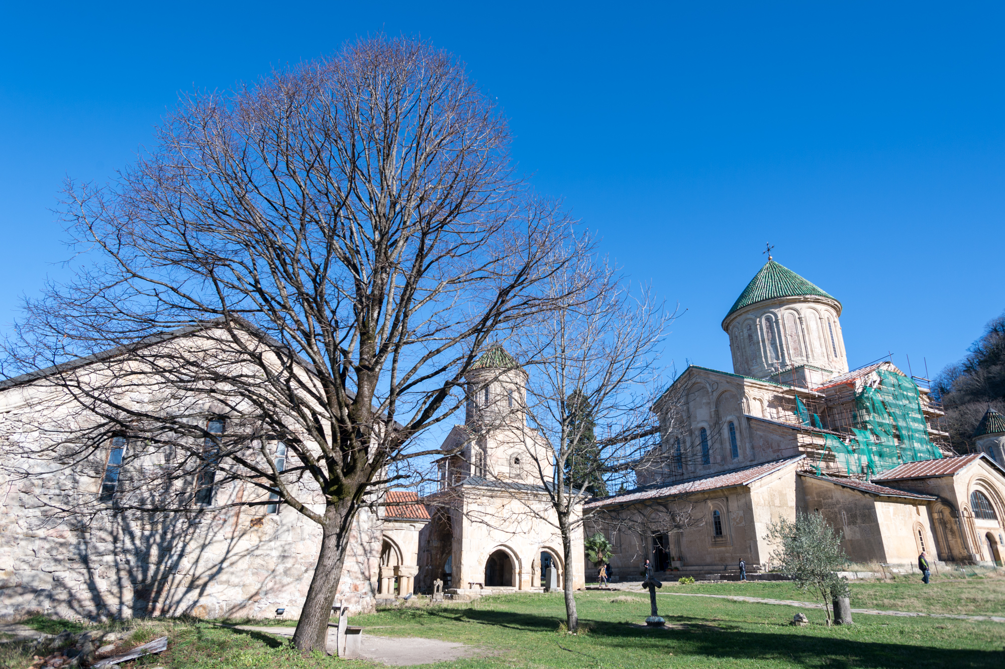 库塔伊西平均海拔2000米以上,格拉特修道院又坐落于一座