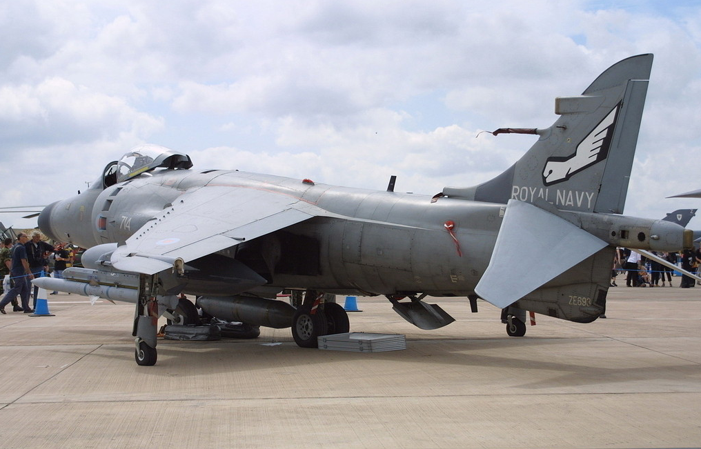 垂直起降战机先驱?雅克38战机有秘籍,成为最特殊的舰载机