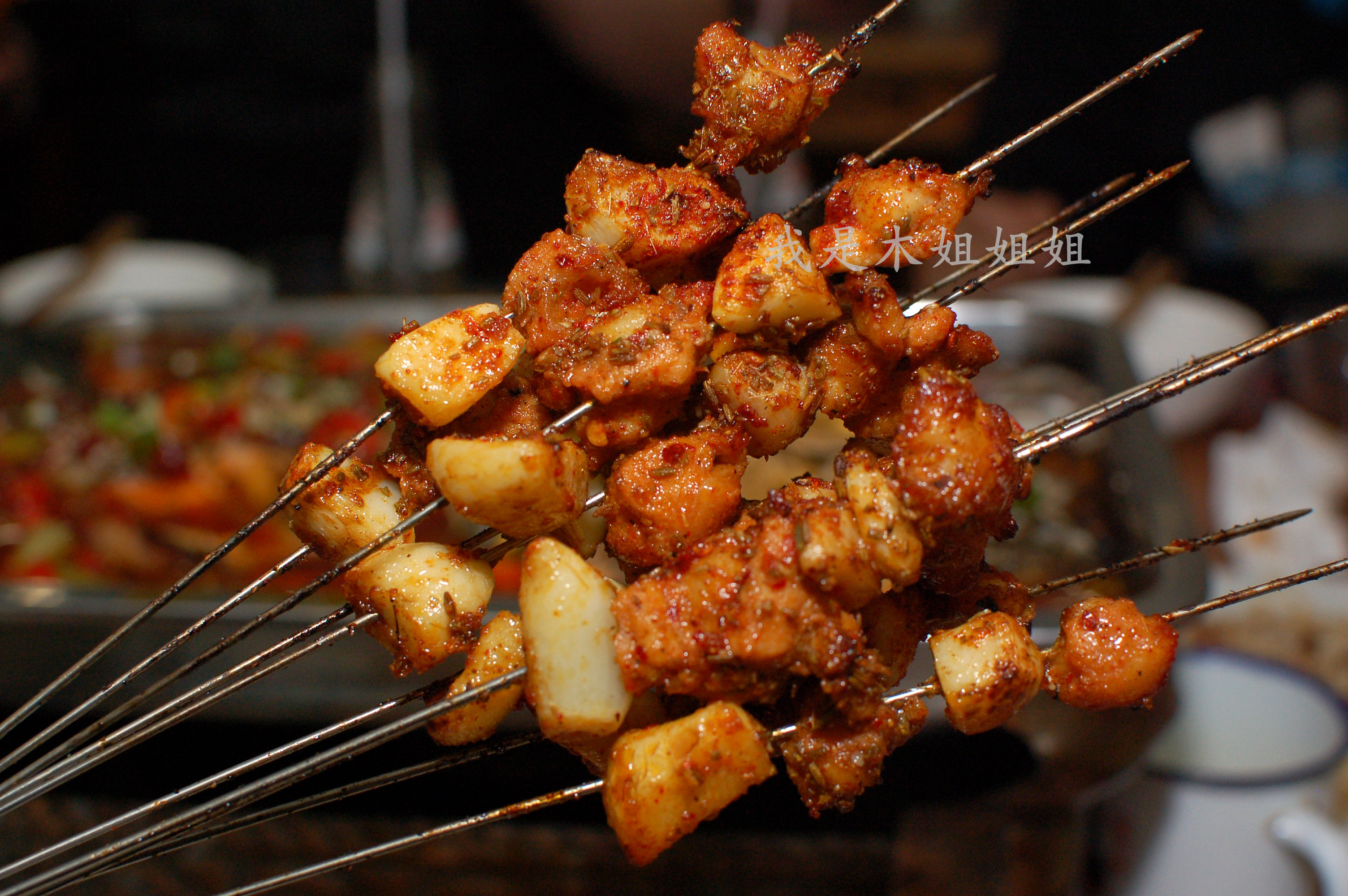 再大的雪也阻挡不了吃烤肉的路,铁签小串烤羊肉烤出西安老味道