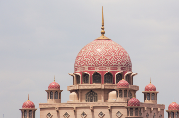 主寺屋顶是由49个大小圆拱组成的半圆球状,其中最大的圆拱直径达45米