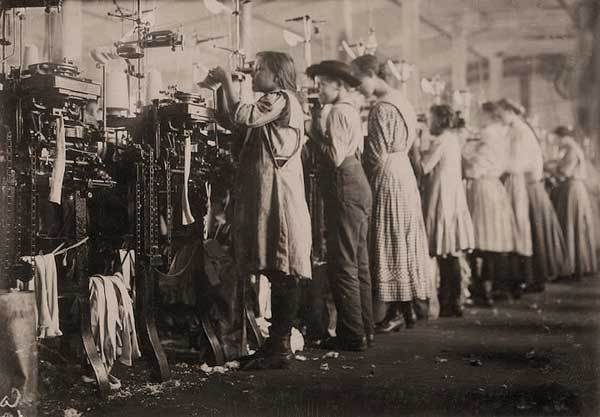 老照片:工业革命下真实的廉价"童工"劳动力!