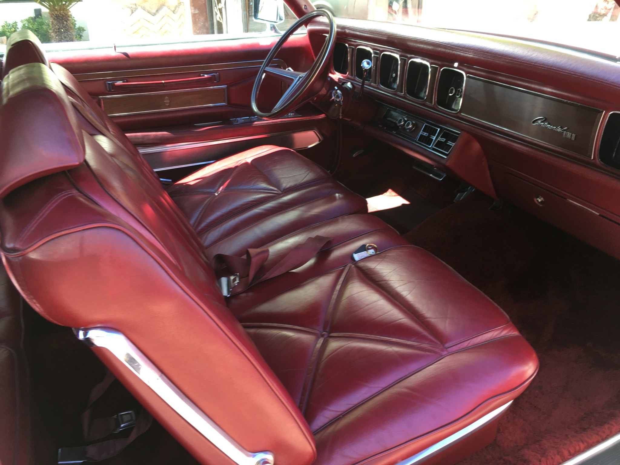 内饰部分实用了大量的酒红色真皮包裹,看起来很摩登.