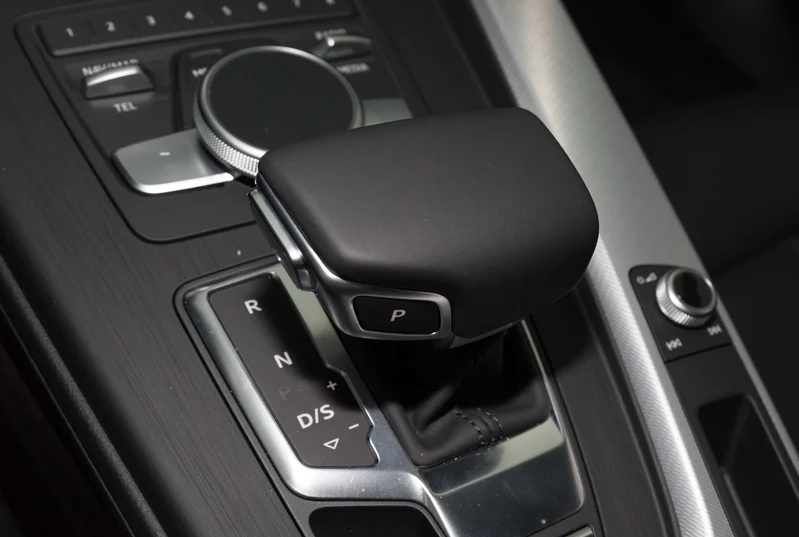 每人反对吧,奥迪的车型基本上变动不大,但这个手刹绝对是亮点