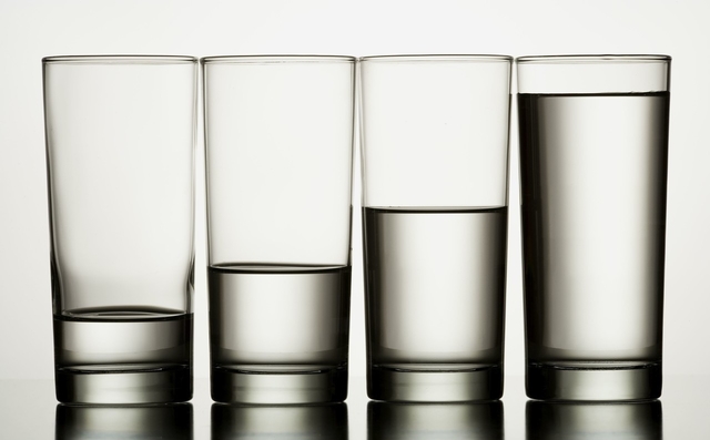 在你渴的时候面前正好有四杯水,你会选择喝掉哪杯?