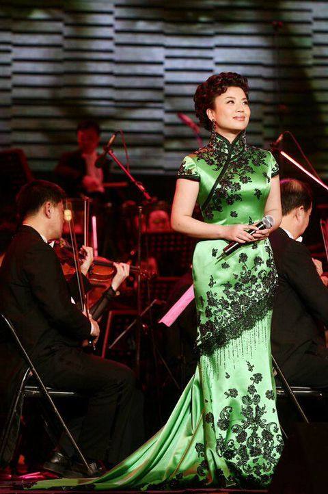 民歌配旗袍:"旗袍女王"张也的靓声靓影
