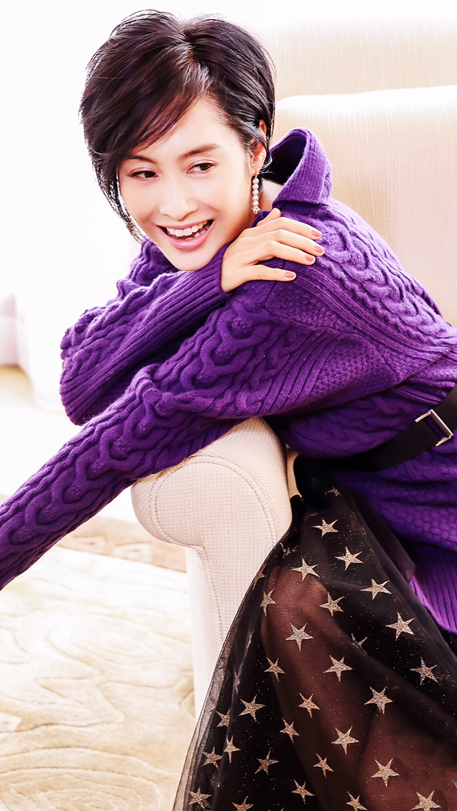 朱茵近照分享,短发造型干净利落,身材苗条瘦出骨感美!