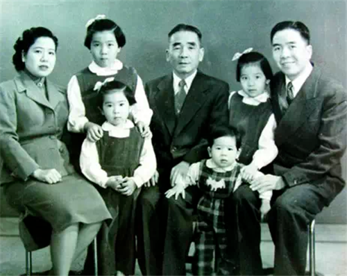 包拯的后代如今何在?29代嫡孙徒手打拼成首富,受邀会见英国女王