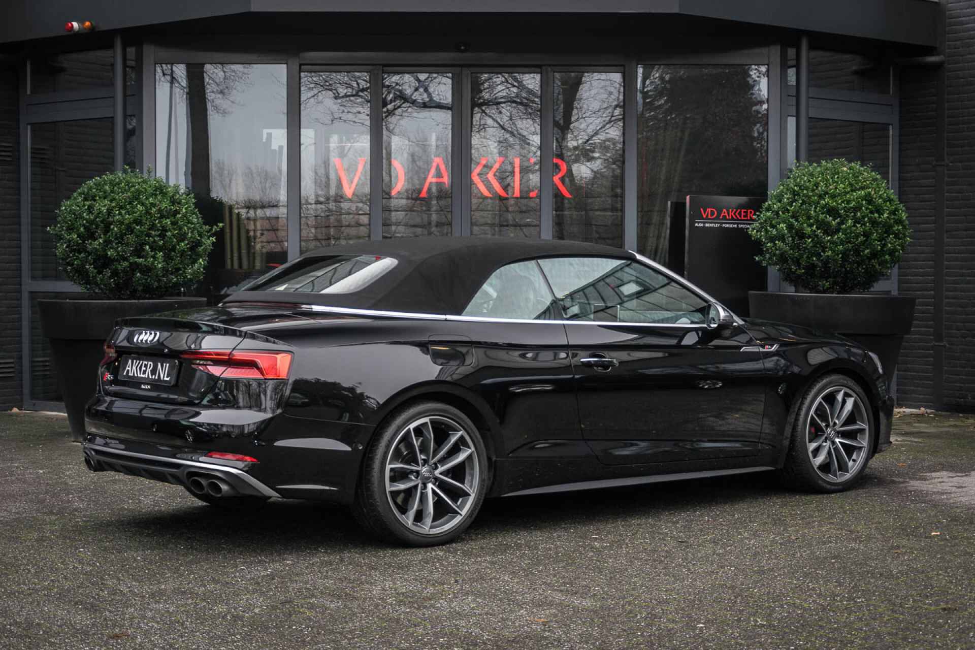 奥迪s5 cabriolet外观有点帅气