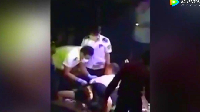 数百人酒吧庆祝