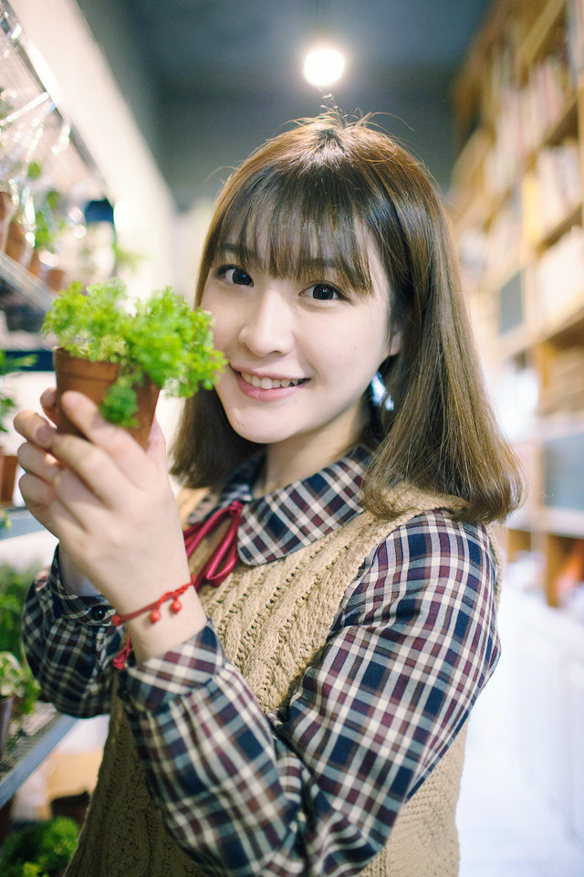 那纯情可爱的青春年华美姑娘