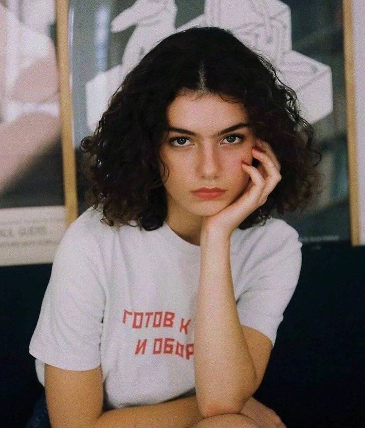 来自法国的博主zoia,自带复古感的妆发与眉眼