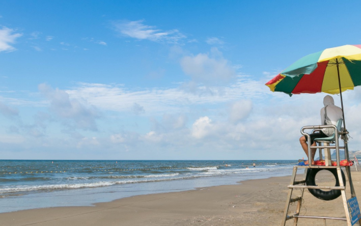 旅游:茂名水东第一滩,有12公里长,洁白细软宽阔平缓的沙滩
