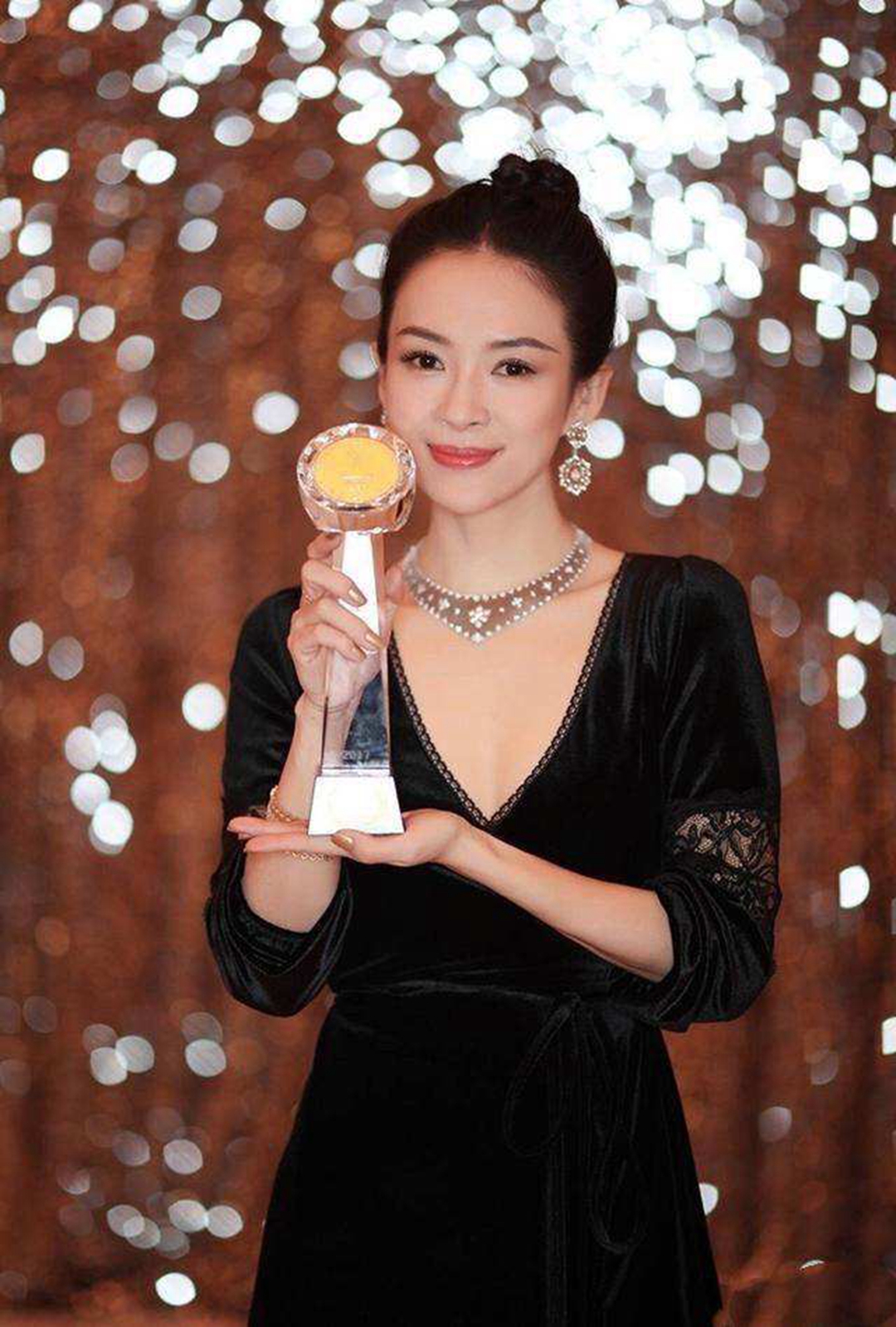 章子怡《哥斯拉2》短发造型曝光,网友:又看到那个熟悉的眼神了