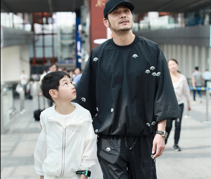 杨烁带着儿子现身机场,父子两人的穿搭很抢眼,他们的表情是亮点