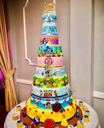 英国新婚夫妻举办迪斯尼主题婚礼,10层经典动画蛋糕超梦幻