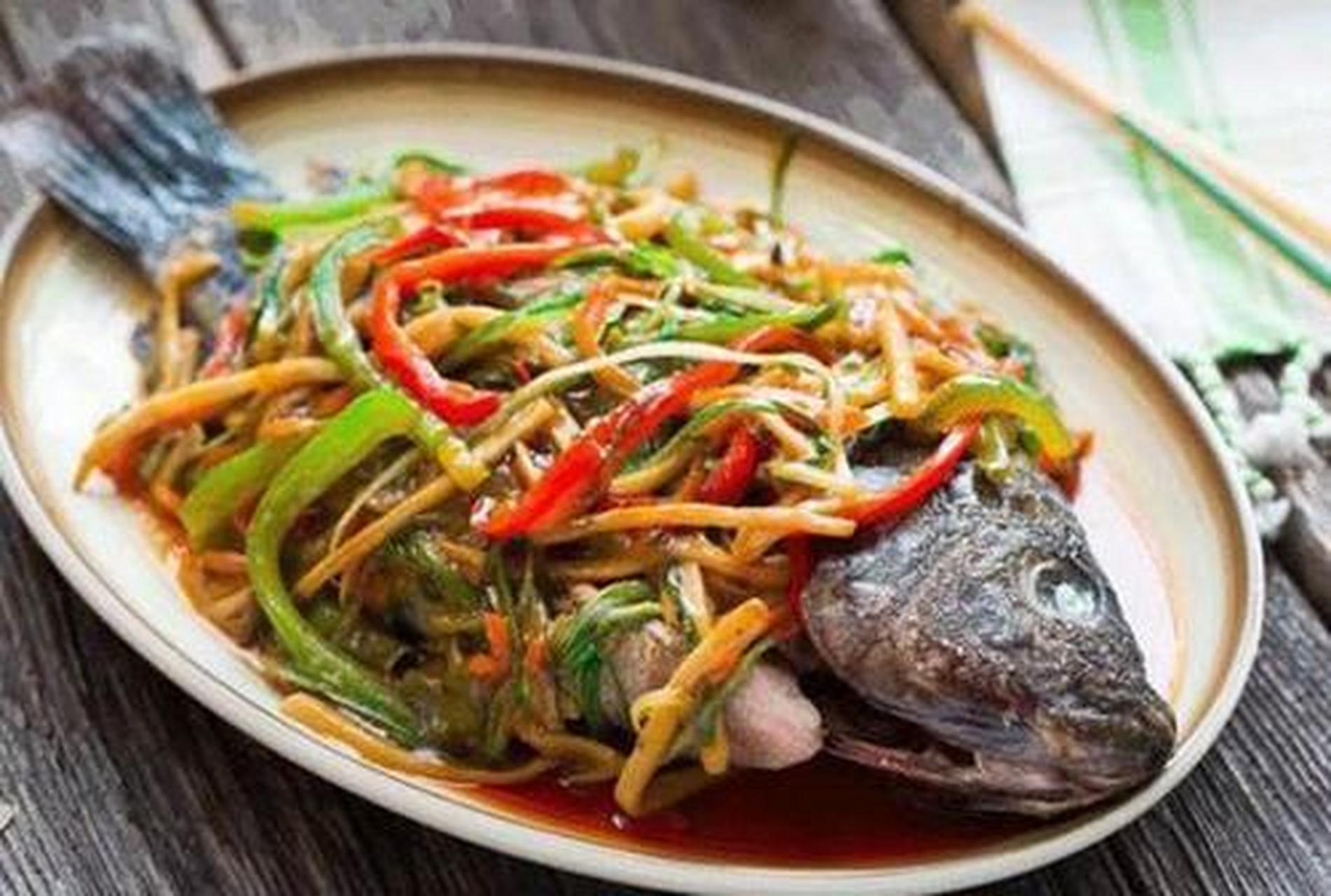 东坡鱼是一道色香味俱全的汉族名肴.鱼先抹上盐,肚里塞上大白菜叶.