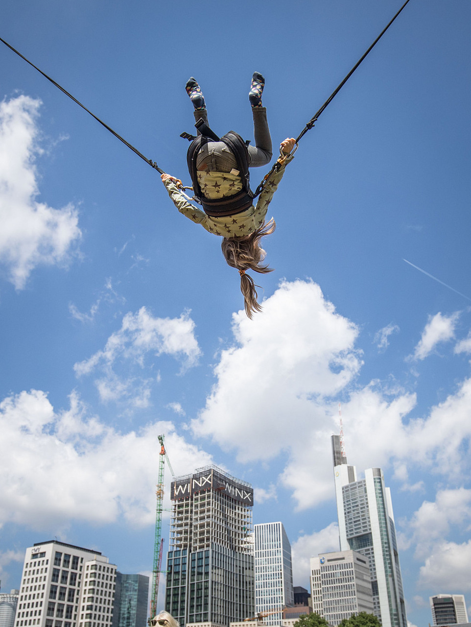【重庆一对情侣蹦极倒挂滞留半空】重庆渝北区圣名游乐城高空蹦极项目