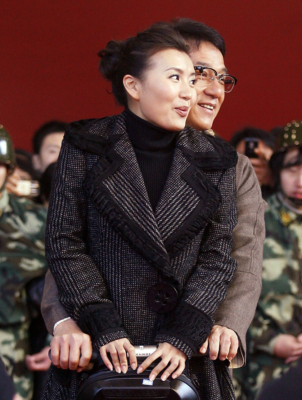 2007年,"万人迷"陈好和成龙参加商演时,成龙突然从后背熊抱,陈好一脸