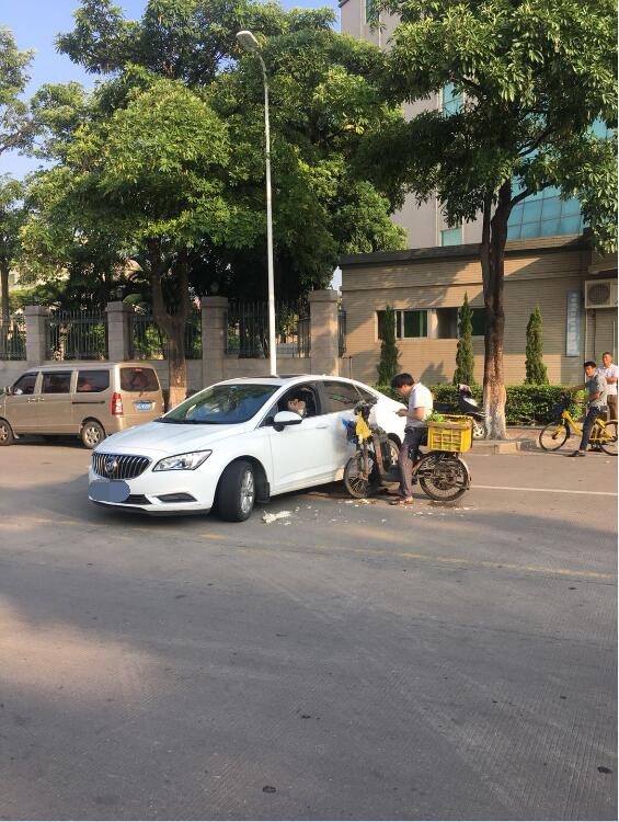 无牌电动车撞上掉头的轿车,交警:你这样做会害死人
