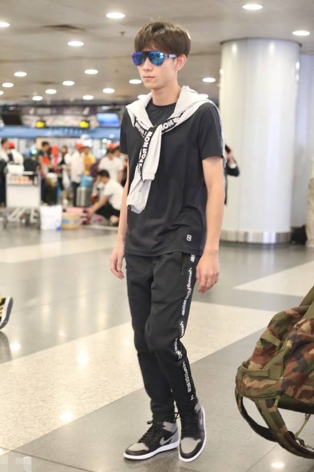张一山可帅气了,又是一身黑色穿搭现身机场