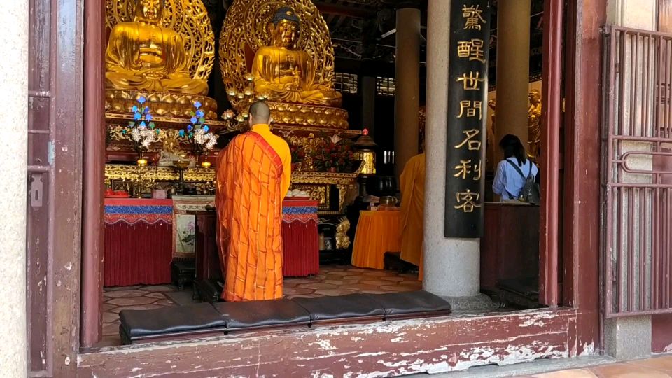 出门在外的潮汕人,回老家都要去庙里拜神,念心保号平安顺!