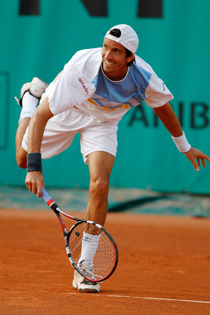 在网球比赛中,过网击球是指球员a的球越过球网,触碰到对方球员b的身体