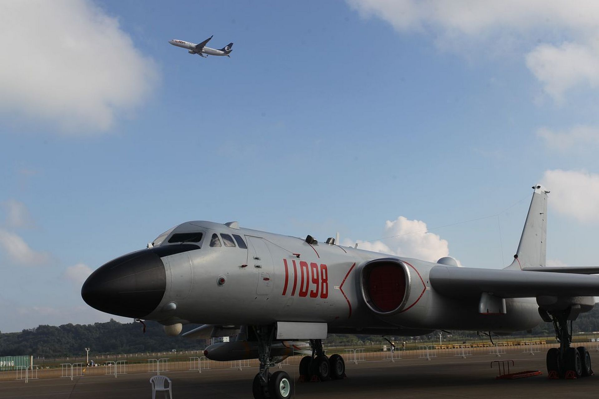 2021年,中国的最新型号轰炸机轰6j在南海展示了它的强大实力.