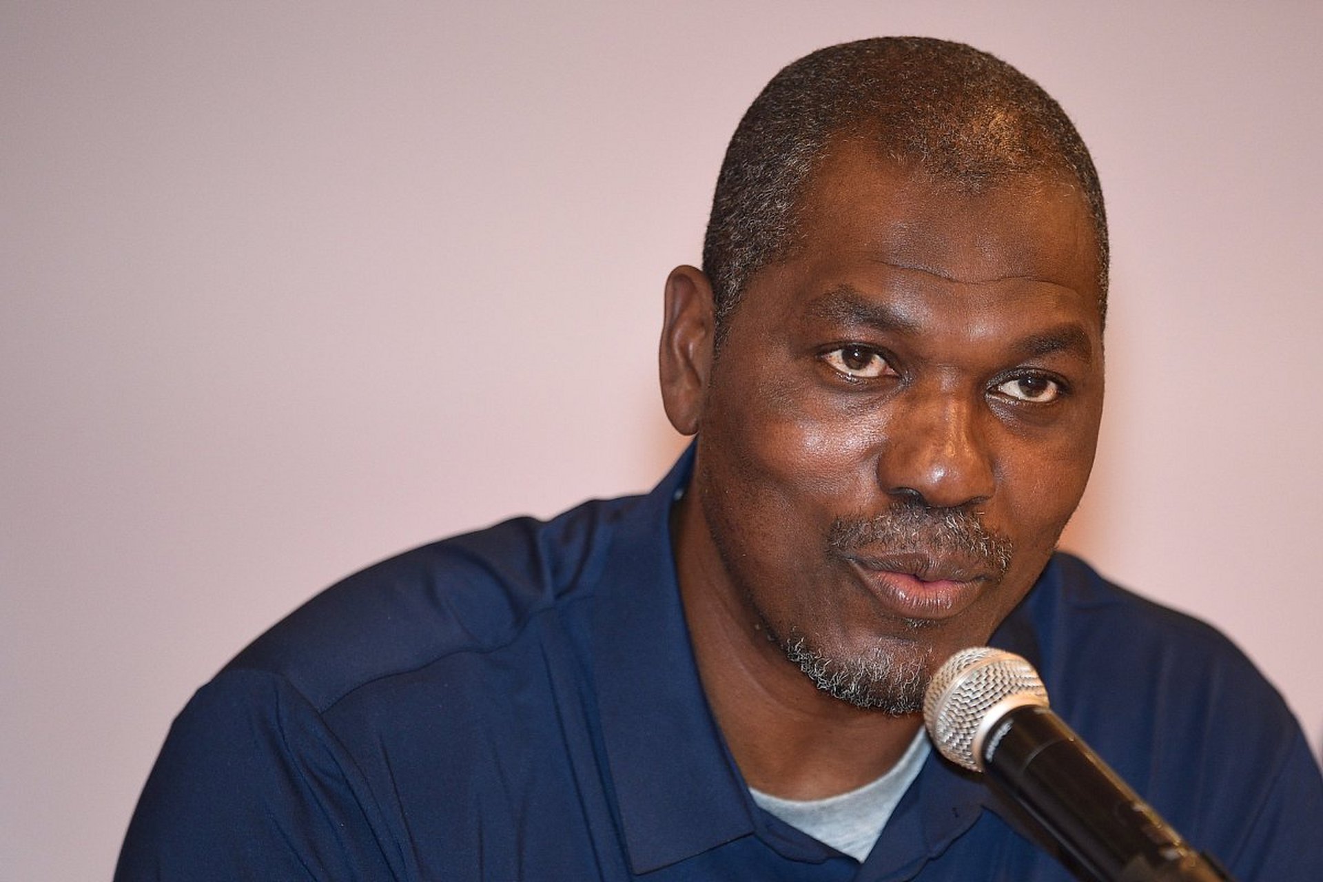 奥拉朱旺,火箭名宿.奥尼尔曾经承认,奥拉朱旺是他唯一无法搞定的中锋.