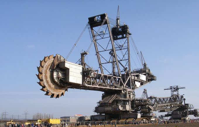 世界最大的挖掘机,造价一亿重一万吨,轻松挖穿一座大山