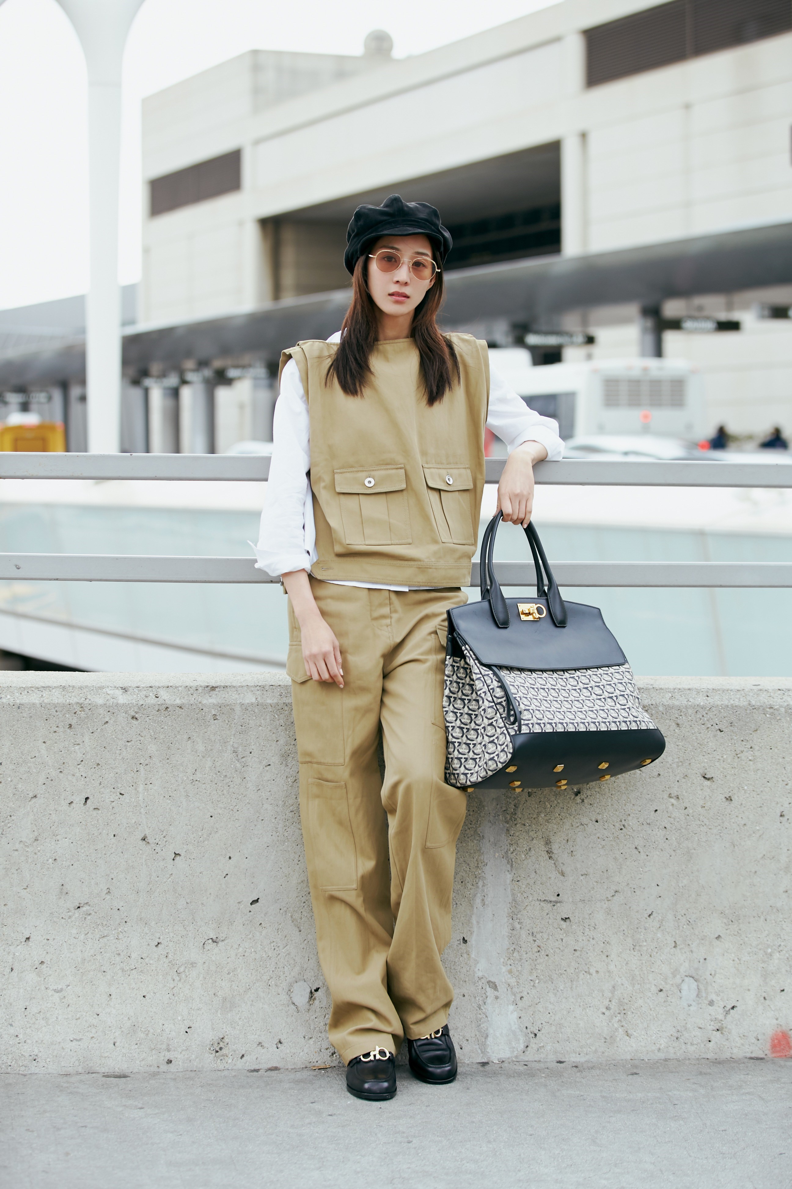 张钧甯启程米兰时装周 首秀潮酷工装风