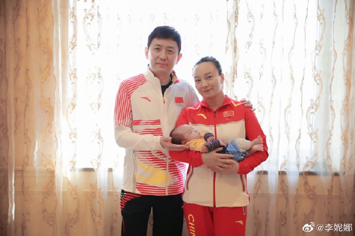 世界冠军产后两个月晒全家福,发际线严重上移,大14岁老公穿队服 世界冠军产后两个月晒全家福,发际线严重上移,大14岁老公穿队服