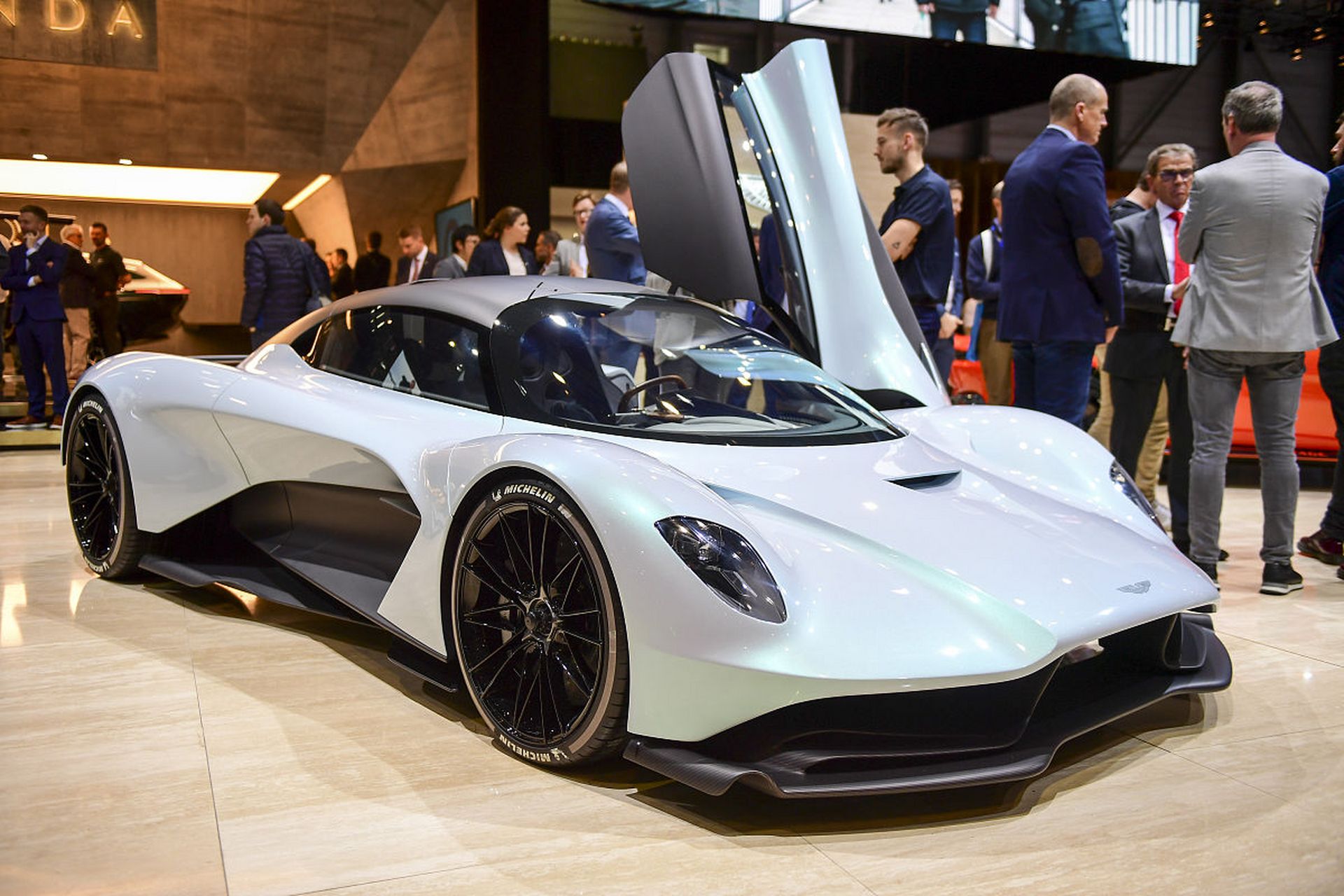 这家瑞典超级跑车制造商以其不懈的创新精神而脱颖而出.