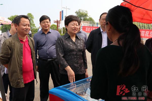 谢学龙到人员密集场所检查旅游安全