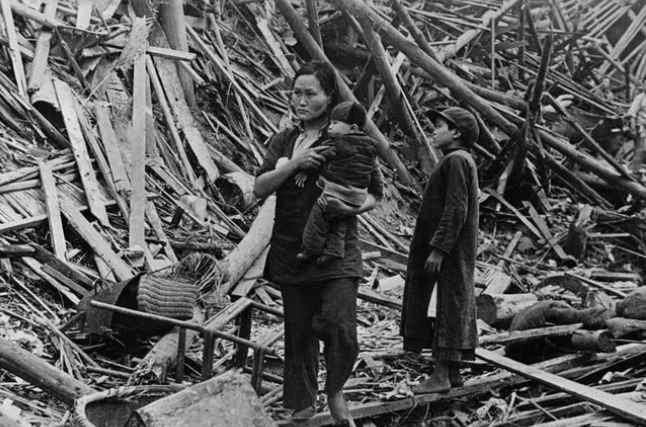 鬼子的侵略有多可恨?老照片中遍地瓦砾,小女孩眼神绝望!