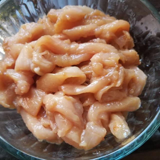 小黄瓜炒鸡柳,厨房小白一定要会的家常菜,口感特别好,上桌就会被抢光