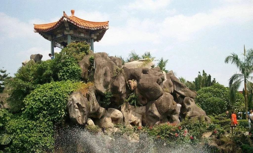 我爱学校的假山